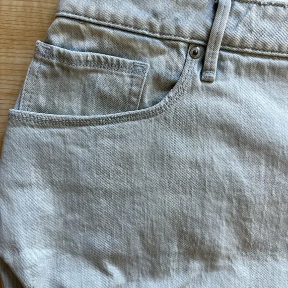 SOLD🩵Good American Light Wash Distressed Bombshell Denim Short in Blue648 Size - Picture 3 of 16